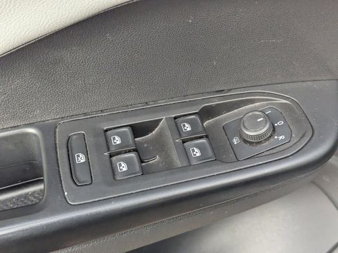 Used 2022 Volkswagen Taos SE image 25