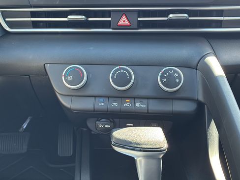 Certified 2025 Hyundai Elantra SE FWD image 20