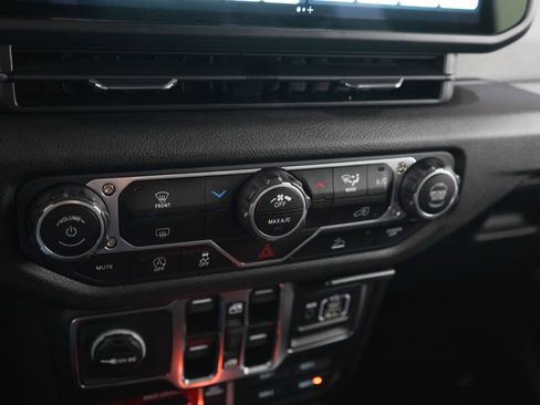 Used 2025 Jeep Wrangler Willys AWD/4WD image 22