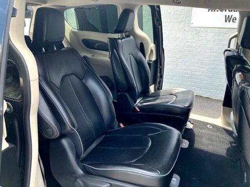 Used 2018 Chrysler Pacifica Limited w/ Advanced Safetytec Group image 12