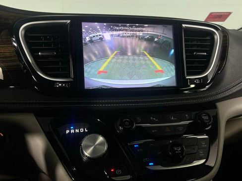 Used 2024 Chrysler Pacifica Limited image 17