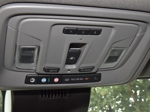 Used 2025 Chevrolet Silverado 1500 LTZ AWD/4WD image 32