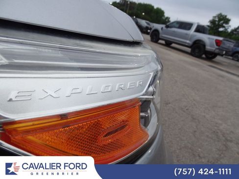 Used 2021 Ford Explorer XLT w/ Equipment Group 202A RWD image 16