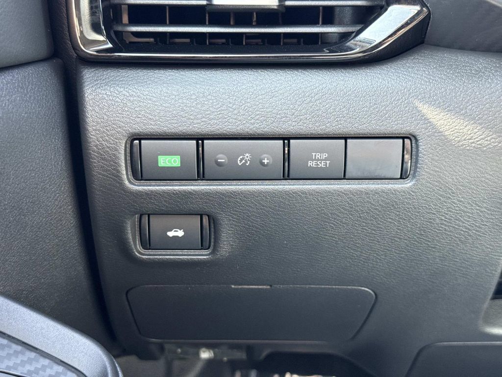 Used 2025 Nissan Sentra SV FWD image 14