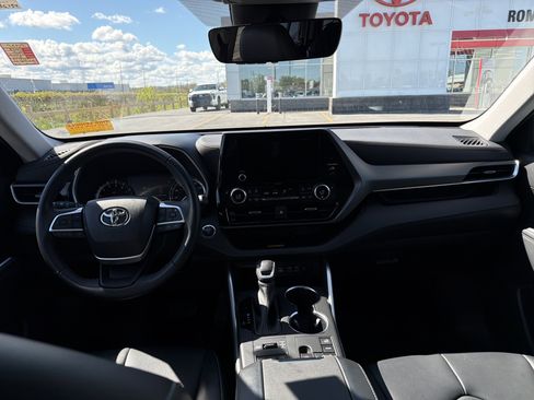 Used 2023 Toyota Highlander XLE AWD/4WD image 11
