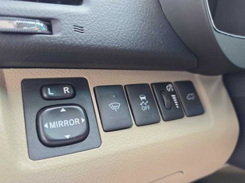 Used 2011 Toyota Highlander Limited w/ Tow Pkg AWD/4WD image 24