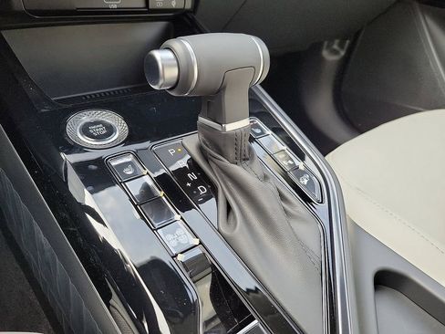 Used 2024 Kia Niro EX Touring image 11