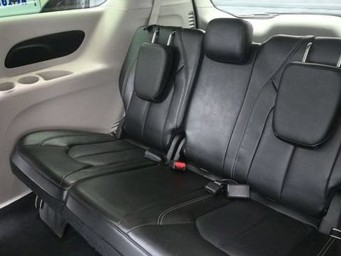 Used 2023 Chrysler Pacifica Touring-L FWD image 16