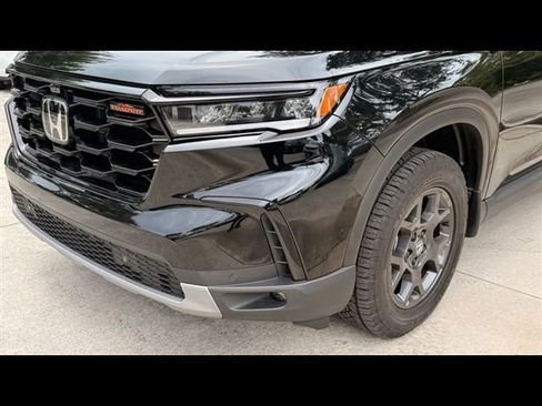 Used 2025 Honda Pilot TrailSport image 7