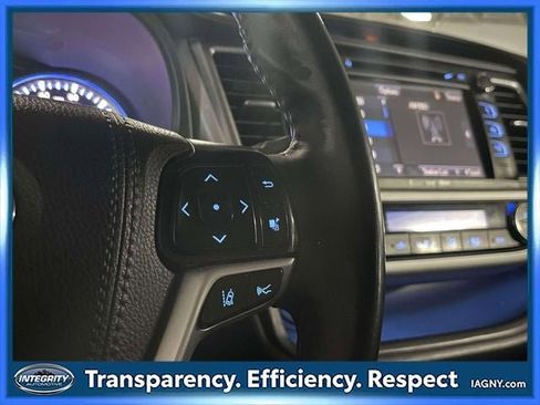 Used 2019 Toyota Highlander SE AWD/4WD image 23