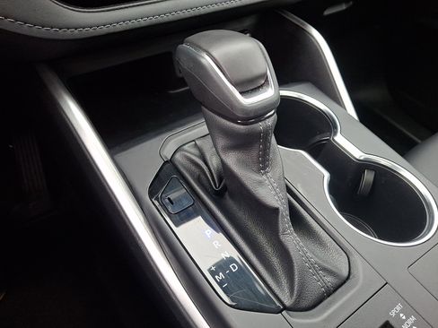 Used 2025 Toyota Highlander XLE image 16