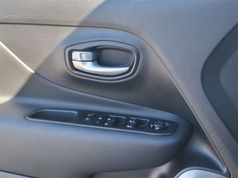 Used 2023 Jeep Renegade Latitude image 15