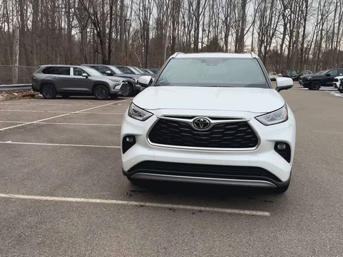 New 2026 Toyota Highlander Platinum image 3