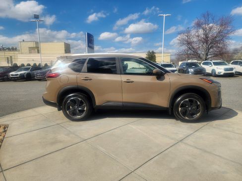 Used 2024 Nissan Rogue SV w/ SV Premium Package image 3