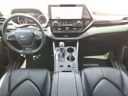 Used 2023 Toyota Highlander XLE FWD image 29