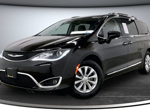 Used 2018 Chrysler Pacifica Touring-L FWD image 3