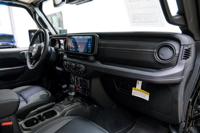 Used 2025 Jeep Gladiator Rubicon w/ Safety Group AWD/4WD image 18