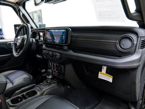 Used 2025 Jeep Gladiator Rubicon w/ Safety Group AWD/4WD image 18