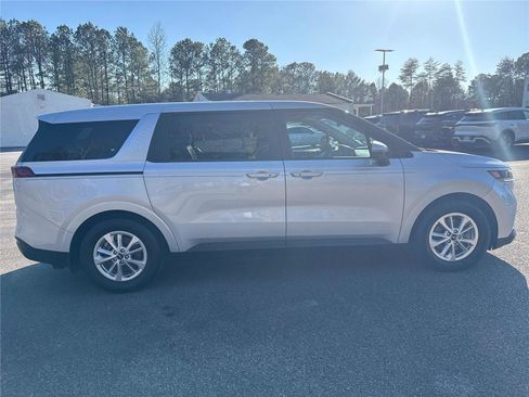 Used 2023 Kia Carnival LX image 4