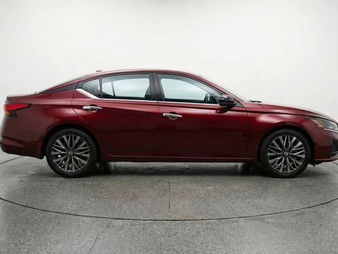 Used 2025 Nissan Altima 2.5 SV image 11