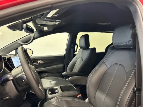 New 2026 Chrysler Pacifica Select image 15