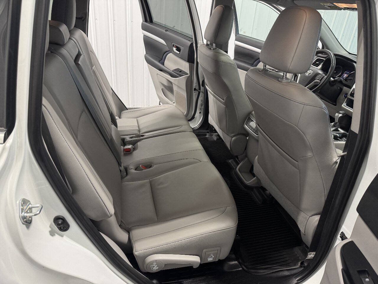 Used 2019 Toyota Highlander XLE AWD/4WD image 28