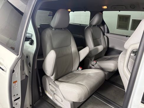Used 2018 Toyota Sienna XLE w/ XLE Navigation Package image 36