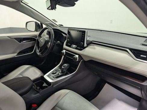 Used 2019 Toyota RAV4 Limited image 17