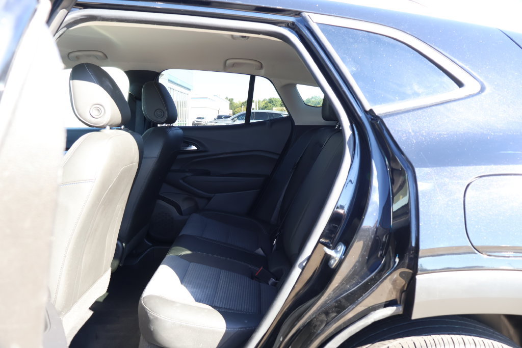 Used 2025 Chevrolet Trax LT FWD image 30