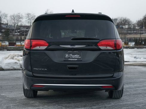 Used 2018 Chrysler Pacifica Touring-L image 32