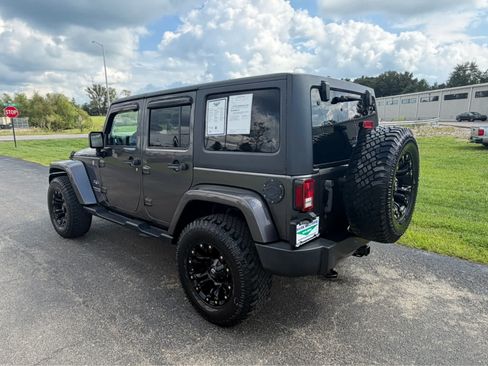 Used 2018 Jeep Wrangler Unlimited Sahara AWD/4WD image 6