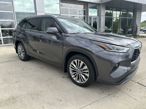 Used 2024 Toyota Highlander Platinum AWD/4WD image 2