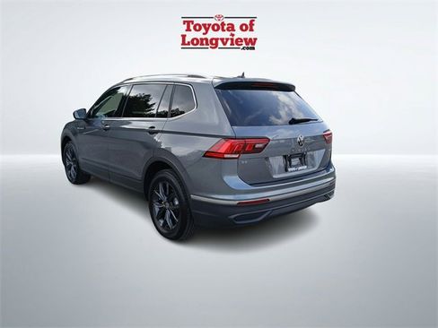 Used 2024 Volkswagen Tiguan SE w/ Panoramic Sunroof Package image 5
