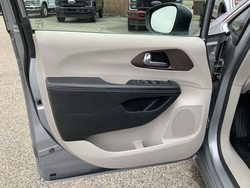 Used 2020 Chrysler Voyager Lxi image 19