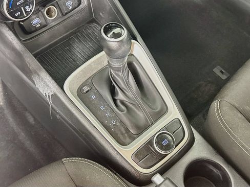 Used 2024 Hyundai Venue SEL FWD image 16