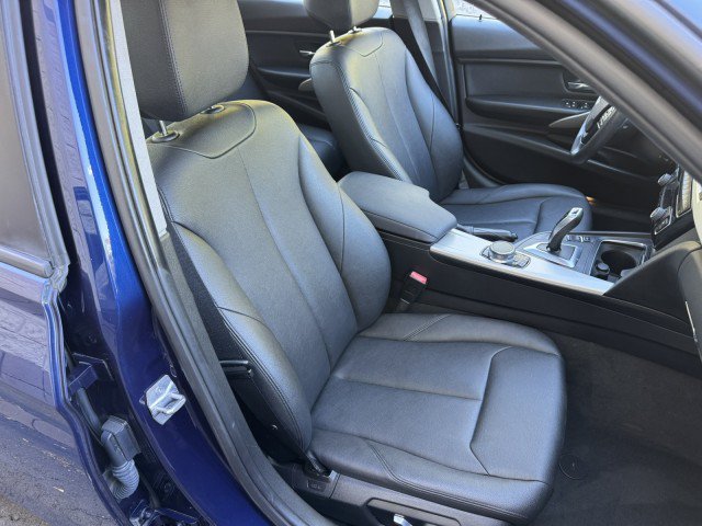 Used 2018 BMW 320i xDrive Sedan w/ Convenience Package AWD/4WD image 32
