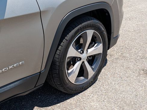 Used 2019 Jeep Cherokee Limited w/ Luxury Group image 12