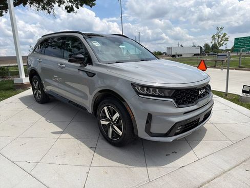 Used 2022 Kia Sorento EX w/ Panoramic Sunroof Package FWD image 2