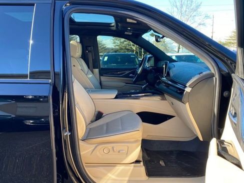 Used 2022 Cadillac Escalade Premium Luxury image 33