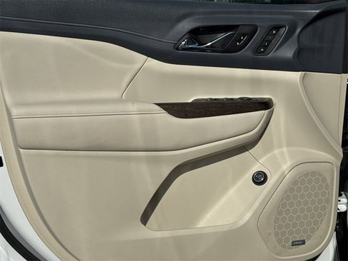 Used 2022 GMC Acadia Denali w/ Denali Technology Package image 10