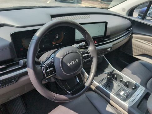 Used 2025 Kia Carnival FWD image 10