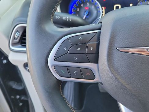 Used 2023 Chrysler Pacifica Touring-L image 17