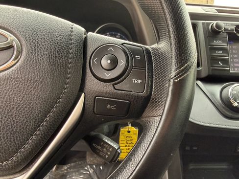 Used 2018 Toyota RAV4 LE FWD image 22