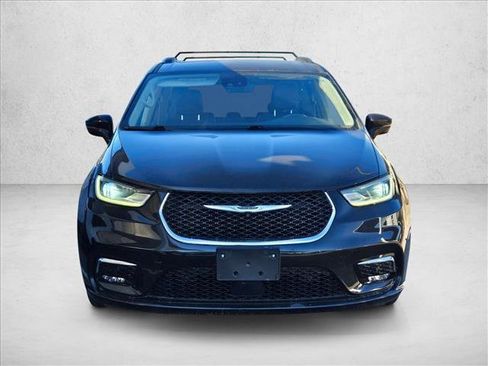 Used 2021 Chrysler Pacifica Touring-L w/ Premium & Safety Sphere Group image 3