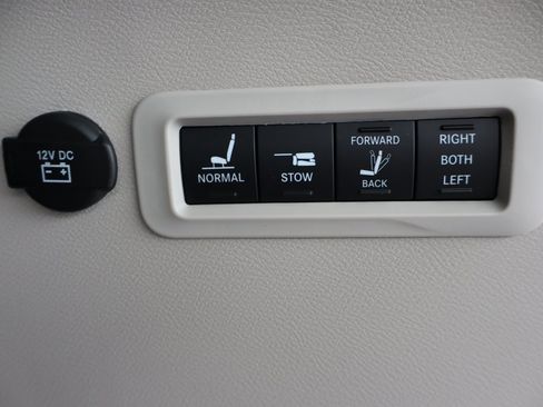 Used 2022 Chrysler Pacifica Limited image 35