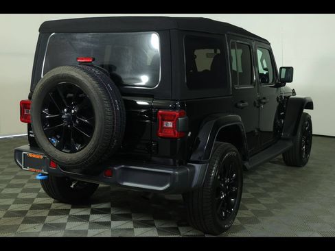 Used 2022 Jeep Wrangler Unlimited Sahara w/ Cold Weather Group AWD/4WD image 16