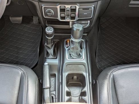 Used 2023 Jeep Wrangler Unlimited Sahara AWD/4WD image 19