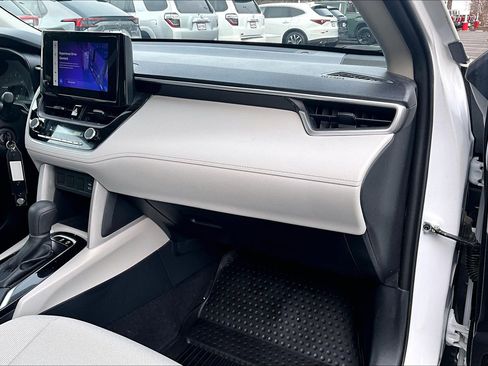 Used 2024 Toyota Corolla Cross L image 14