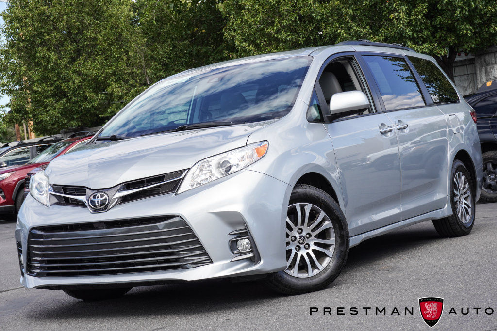 Used 2020 Toyota Sienna XLE w/ XLE Navigation Package FWD image 16