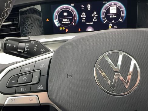 Used 2025 Volkswagen Tiguan SE w/ Panoramic Sunroof Package FWD image 40